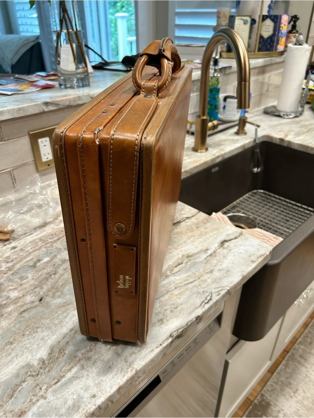 Men’s Hartman Tan Leather briefcase with padded handle.